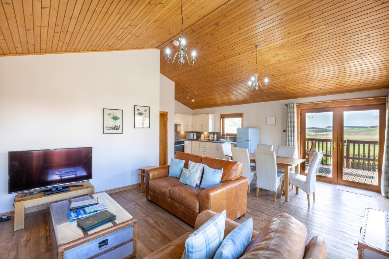 Douglas Fir Lodge With Hot Tub Cupar Exterior photo